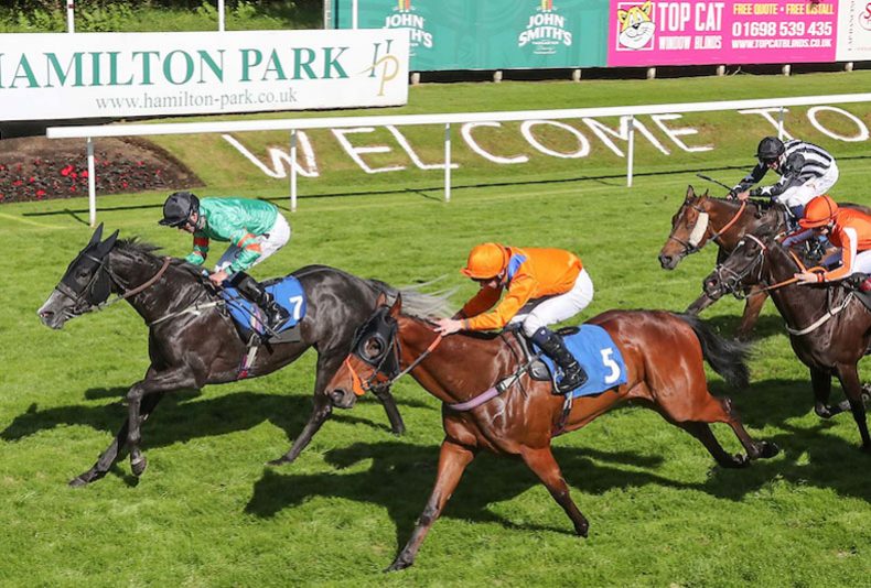 photo: Cadzow Castle Raceday
